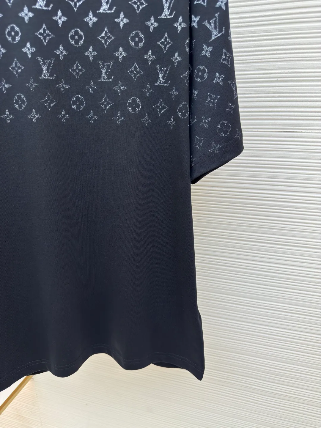 LOUIS VUITTON Gradient presbyopic T-shirt ●Authentic product: Purchased and developed by 8450 ●Item number: 1680207-A10 ●Fabric: refined sulfur cotton fabric ●Technology: printing production ●Version: fitted version ●Weight: about 305 grams ●Size: XS-S-M-L ●Description: The fabric is made of 32s double-ply combed cotton compact siro-spun yarn, matched with 1*1 flat knitted cotton thread. The entire garment's front and rear panels, left and right sleeves, are printed with Kornit white ink digital direct injection. The first draft is made based on the Y-plate scanned pattern, and the clarity of the first draft is corrected by hand to ensure that the printed flower pieces have a gradient and orderly visual effect. The overall wiring is straight and delicate, the fabric is comfortable and soft, and the color is consistent without color difference. It can be matched with the same style to create a fashionable look and control various occasions. Customized accessories, complete with three standards, same style for men and women!